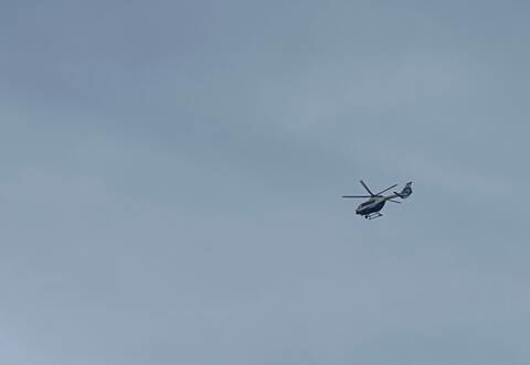 Eine vermisste Person wird in Büchenbronn mit Hilfe des Polizeihubschraubers gesucht.