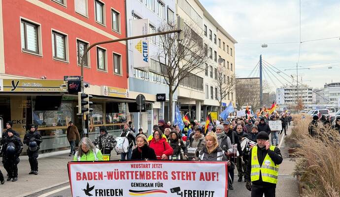 Der Demozug macht sich auf den Weg. Los geht es auf der Zerrennerstraße.