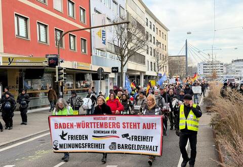 Der Demozug macht sich auf den Weg. Los geht es auf der Zerrennerstraße.