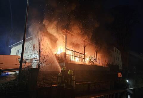 Flammen aus Mülltonne greifen über – Millionenschaden