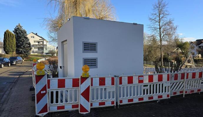Das Hauptverteiler-Bauwerk ist am Rand des Spielplatzes direkt an der Straße entstanden.