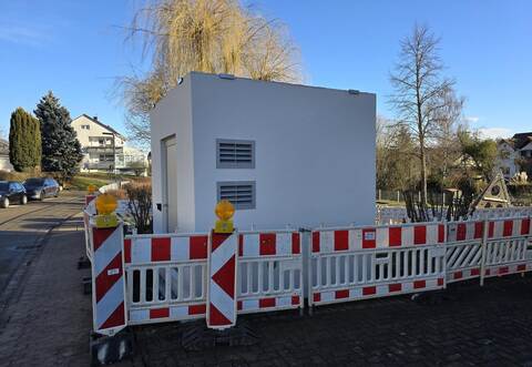 Das Hauptverteiler-Bauwerk ist am Rand des Spielplatzes direkt an der Straße entstanden.