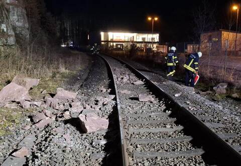 Der Felsen wurde durch den Aufprall in mehrere Stücke zerteilt.
