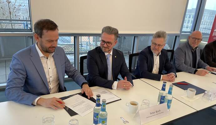 Unterschrift für die Nahverkehrszukunft: Enzkreis- Landrat Bastian Rosenau, Pforzheims OB Peter Boch, sein Karlsruher Amtskollege Frank Mentrup und Verkehrsminister Winfried Hermann (von links).
