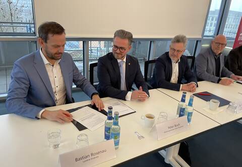 Unterschrift für die Nahverkehrszukunft: Enzkreis- Landrat Bastian Rosenau, Pforzheims OB Peter Boch, sein Karlsruher Amtskollege Frank Mentrup und Verkehrsminister Winfried Hermann (von links).