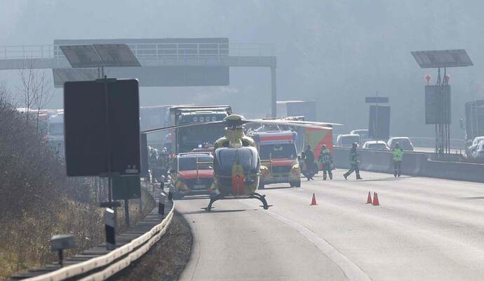 Mit einem Rettungshubschrauber wurde ein verletzter 20-Jähriger in ein Krankenhaus gebracht.