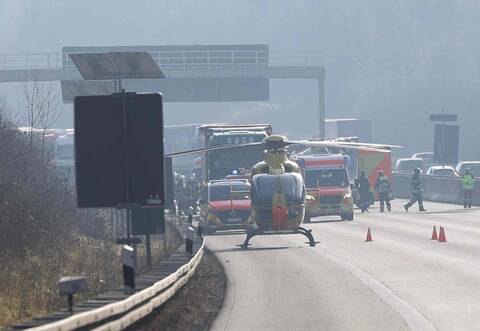 Mit einem Rettungshubschrauber wurde ein verletzter 20-Jähriger in ein Krankenhaus gebracht.
