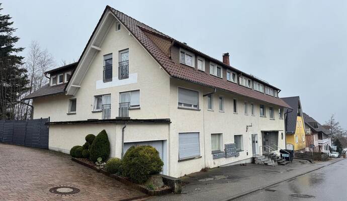 Das Dach der Unterkunft für Geflüchtete in Dobel muss saniert werden. Im Haushalt sind dafür 310.000 Euro eingestellt.