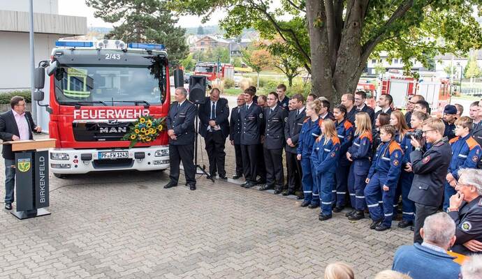 Als Anschaffungen noch einfacher waren: Im Oktober 2018 feiern Bürgermeister Martin Steiner, Gesamtkommandant Frank Oelschläger und Kommandant der Abteilung Gräfenhausen Jens Dann (von links) die Übergabe dieses Löschfahrzeugs vom Typ HLF 10, Kosten damals: 383.000 Euro. Nun soll ein neuer Einsatzleitwagen, ein viel kleineres Fahrzeug zur Kommunikation, 313.000 Euro kosten.