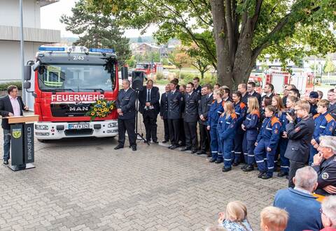 Als Anschaffungen noch einfacher waren: Im Oktober 2018 feiern Bürgermeister Martin Steiner, Gesamtkommandant Frank Oelschläger und Kommandant der Abteilung Gräfenhausen Jens Dann (von links) die Übergabe dieses Löschfahrzeugs vom Typ HLF 10, Kosten damals: 383.000 Euro. Nun soll ein neuer Einsatzleitwagen, ein viel kleineres Fahrzeug zur Kommunikation, 313.000 Euro kosten.