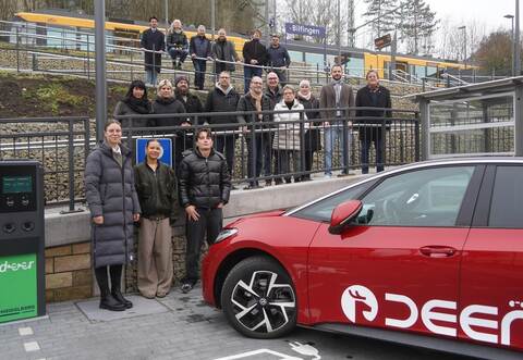 Die neue Rampe am Bilfinger Bahnhof bietet Platz, um alle am Projekt Beteiligten zu einem Foto aufzustellen, darunter Bürgermeister Thomas Maag (erste Rampe,  Zweiter von rechts) und Heiko Ziegler (Fünfter von rechts) von der AVG.