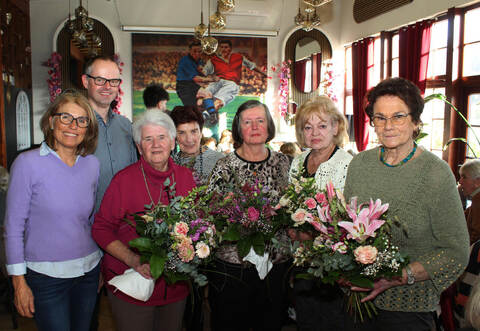 Die Leiterin des Mühlacker Sozialkaufhauses Madita, Sigrid Common und Christoph Zastrow (von links) von der Diakonie Enzkreis bedanken sich bei den langjährigen ehrenamtlichen Madita-Mitarbeiterinnen Marie-Luise Berger, Waltraud Scherzinger, Angela Viereckel, Ursula Burger und Erika Müller.