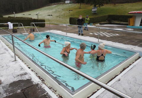 Beißen die Zähne zusammen: Die Eisbadenden wagen sich mutig in das 5 Grad kalte Massagebecken. Carsten Knöller
