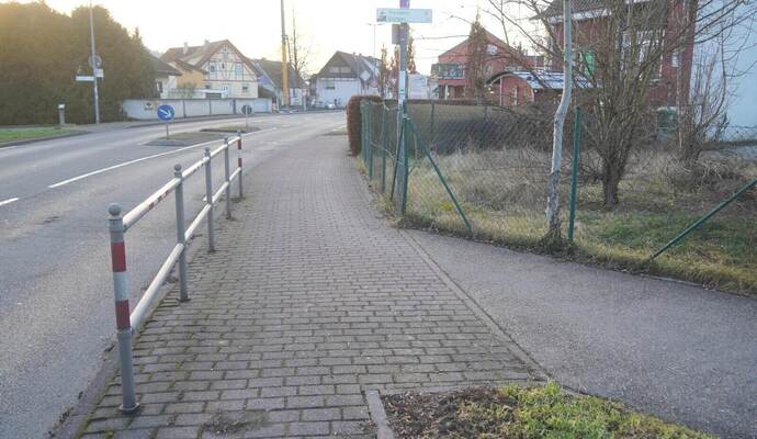 In der Kritik: Geländer und die Querungshilfe an der Königsbacher Straße Roller