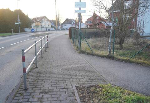 In der Kritik: Geländer und die Querungshilfe an der Königsbacher Straße Roller