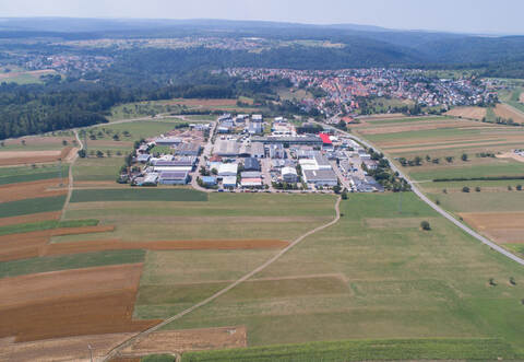 Noch geht es nicht vorwärts mit der Erweiterung des Tiefenbronner Gewerbegebiets Ost. Der beschlossene erste Bauabschnitt muss auf ein Energieprojekt warten. Im zweiten Abschnitt auf Feldern im Bildvordergrund werden jetzt erst mal die nötigen Grundstücke angekauft.