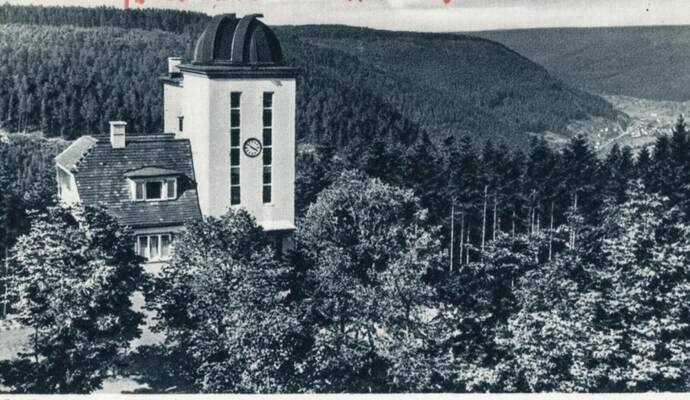 Vom Reichsluftfahrtministerium wurde diese Ansichtskarte 1942 freigegeben; in den Kriegsjahren diente der Turm als sogenannter „Horchposten“, also Funk-Abhörstation.