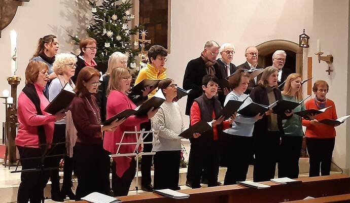 Den Eröffnungsgottesdienst in der katholischen Kirche Sankt Bernhard haben die Stephanuskantorei und der Chor der neuapostolischen Kirche musikalischmitgestaltet.