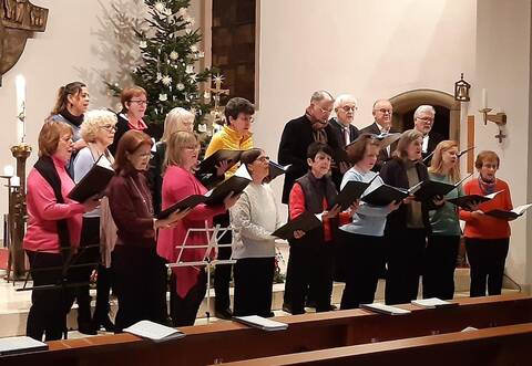 Den Eröffnungsgottesdienst in der katholischen Kirche Sankt Bernhard haben die Stephanuskantorei und der Chor der neuapostolischen Kirche musikalischmitgestaltet.
