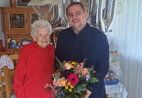 PZ-Leserin Elfriede Schaudel beim Geburtstagsbesuch von Bürgermeister Thomas Keller.
