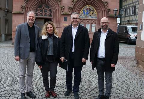Freuen sich auf das gemeinsame Vorhaben: Professor Christian Neddens vom Melanchthonhaus Bretten (von links), Dr. Denise Roth vom Faustmuseum Knittlingen, Nico Morast (OB von Bretten) und Alexander Kozel (Bürgermeister von Knittlingen).