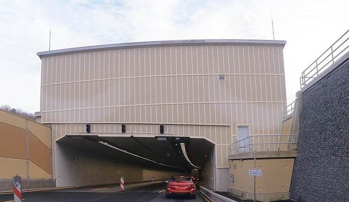 Die Einhausung des Lärmschutz-Tunnels erscheint mächtig. 380 Meter ist das Bauwerk lang. Eine rauchende Baumaschine dort hat für einen langen Stau gesorgt.