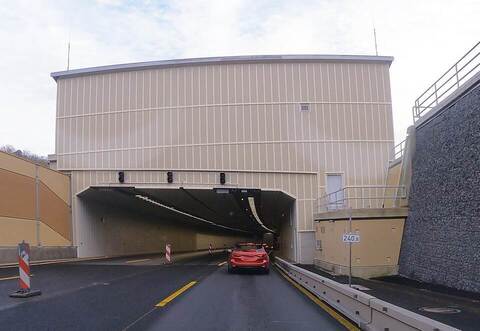Die Einhausung des Lärmschutz-Tunnels erscheint mächtig. 380 Meter ist das Bauwerk lang. Eine rauchende Baumaschine dort hat für einen langen Stau gesorgt.