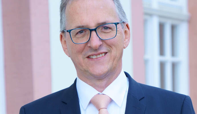 Wie ist die Stimmung zwischen der Mehrheit im Gemeinderat und dem Bürgermeister angesichts einer Klage gegen einen Beschluss des Gremiums, der Personalbefugnisse des Bürgermeisters beschneiden will?