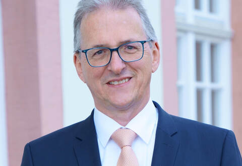 Wie ist die Stimmung zwischen der Mehrheit im Gemeinderat und dem Bürgermeister angesichts einer Klage gegen einen Beschluss des Gremiums, der Personalbefugnisse des Bürgermeisters beschneiden will?