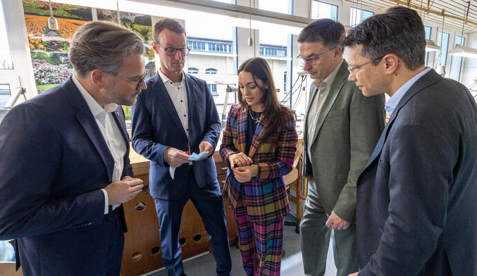 Die Geschäftsführer Falk Dettinger (Zweiter von links) und Katja Cicala zeigen OB Peter Boch (links), Oliver Reitz und Markus Epple (rechts, beide WSP) einen Ring.