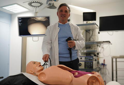 Probe an einem Dummy: Dr. René Gulden, Ärztlicher Direktor der Klinik für Pneumologie und Endoskopie, in einem der Räume der neuen Endoskopie des RKH Klinikums Mühlacker.