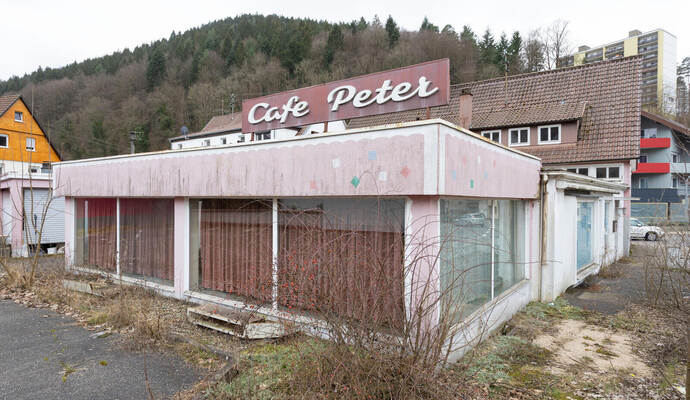 Kein Hingucker: Das Café-Peter-Areal in Calmbach.