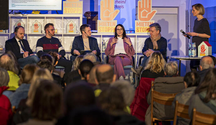 Mit viel Engagement bei der Sache: Andreas Renner (CDU), Marvin Weiß (Die LINKE), Simon Schwarz (Bündnis90/Die Grünen), Annkathrin Wulff (SPD) und Johannes Feldmann (FDP) sowie die Moderatorin Martina Walter von der IG Metall (von links).