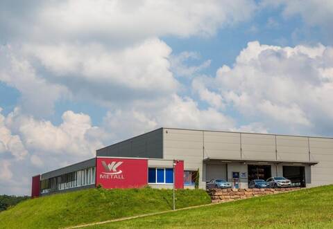 Weithin sichtbar: Der Firmensitz von WK Metall auf der Wilhelmshöhe in Neuenbürg.