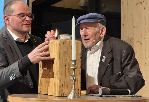 Walter Bingham (rechts) entzündete gemeinsam mit Frank Clesle von Zedakah eine Kerze im Gedenken an die Opfer der Shoah.