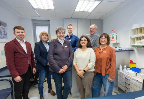 Die Laune ist gut, die Zukunft des Schwanner Ärztehaus erstmal gewiss: Straubenhardts Bürgermeister Helge Viehweg (von links) und Mednos-Geschäftsführerin Viola Behrens gemeinsam mit den Medizinern Beate Dombrowski, Jan-Frederic Lambert, Claudia Kreppel-Zimmer, Hermann Lochner und Petra Mohl. Der Internist Lambert verstärkt das bisherige Team, welches auch nach der Übernahme durch die Calwer Genossenschaft in der Praxis weitermacht.