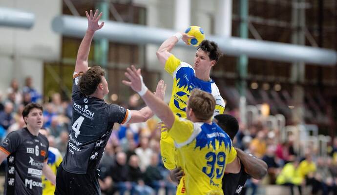 Neuenbürgs Luca Merz (Mitte, mit Ball) zieht zum Wurf hoch, während Ostfilderns Abwehrspieler Ben Tiago van der Mei (links) alles daran setzt, um zu blocken.