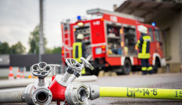 Die Feuerwehr rückt am Sonntag zu einem Brand in Neuenbürg aus.