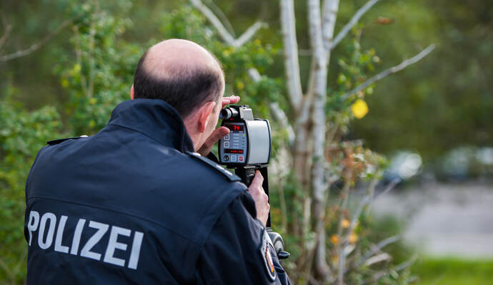 Mehr als 50 km/h zu schnell ist ein Autofahrer bei Neuenbürg unterwegs gewesen.