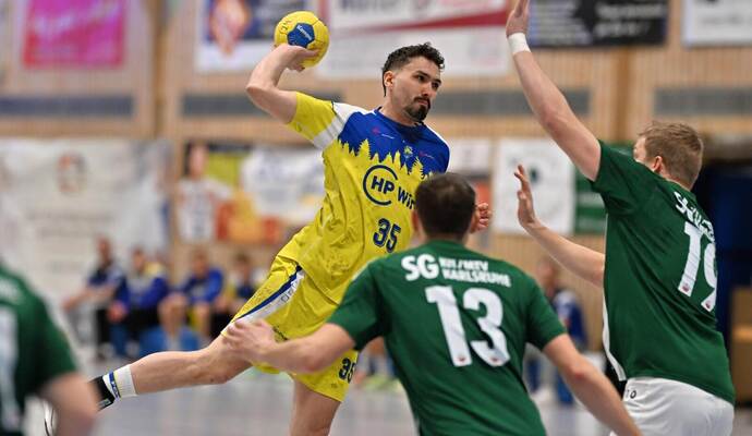 Am Ende knapp obenauf: Neuenbürg II und Aaron Breitenstein (am Ball) hatten im Heimspiel gegen KIT/MTV Karlsruhe die Nase hauchdünn vorne.