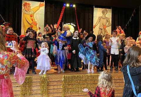 Die Polonaise bringt die kostümierten Kinder auf die Bühne.