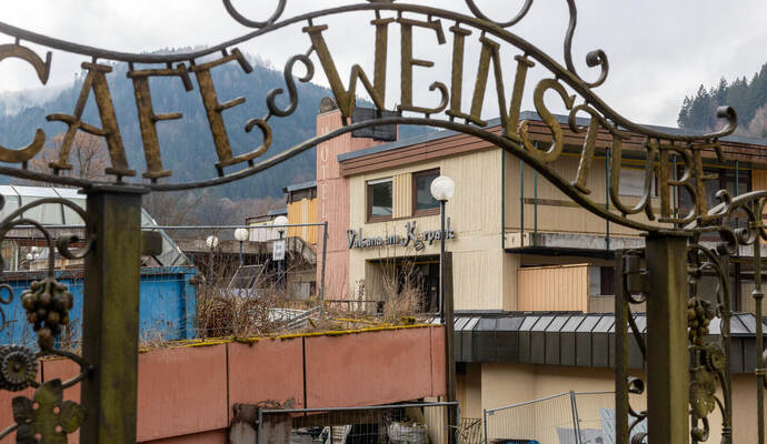 Bereits zum zweiten Mal wurde das ehemalige Hotel Valsana von der Polizei durchsucht.