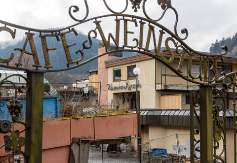 Bereits zum zweiten Mal wurde das ehemalige Hotel Valsana von der Polizei durchsucht.