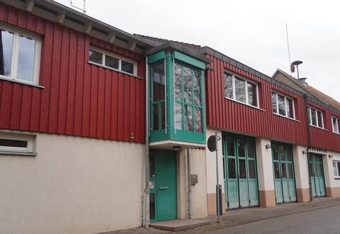 Das Feuerwehrhaus in Stein hat wie das in Königsbach seine besten Zeiten hinter sich. Die Feuerwehrkameraden wünschen sich einen Neubau. Im Haushaltsplan stehen dafür als Planungsrate 30.000 Euro, allerdings als Übertrag aus 2025.