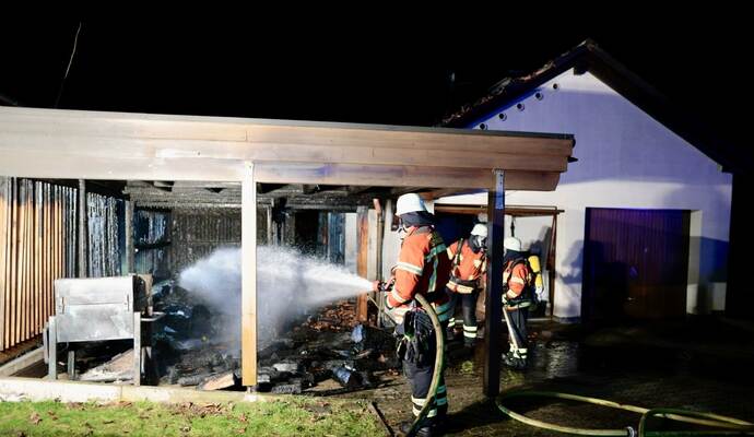 Das Feuer habe auf das daneben befindliche Wohnhaus übergegriffen, konnte inzwischen aber gelöscht werden, wie die Polizei mitteilt.