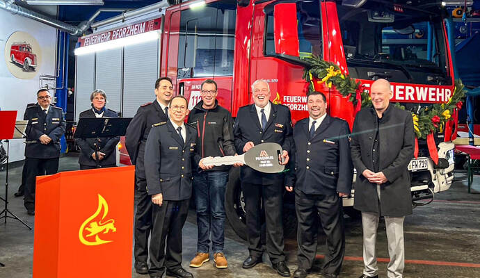 Freuen sich über das neue Hilfeleistungslöschfahrzeug für die Freiwillige Feuerwehr Eutingen (von links): Robin Fix, stellvertretender Abteilungskommandant Abteilung Eutingen, Feuerwehrkommandant Sebastian Fischer, Andreas Reichenbach, Firma Magirus, Jürgen Karst, Abteilungskommandant Abteilung Eutingen, sowie Carsten Löwes, stellvertretender Abteilungskommandant Abteilung Eutingen und Erster Bürgermeister Dirk Büscher. Feuerwehr Pforzheim/Steven Mülle