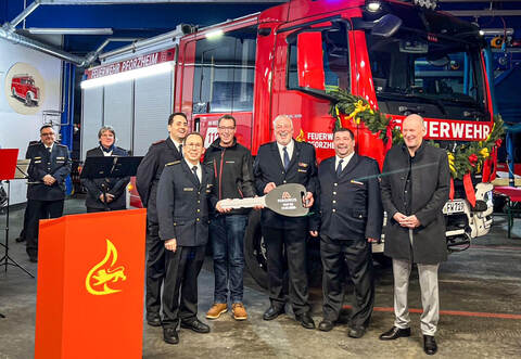 Freuen sich über das neue Hilfeleistungslöschfahrzeug für die Freiwillige Feuerwehr Eutingen (von links): Robin Fix, stellvertretender Abteilungskommandant Abteilung Eutingen, Feuerwehrkommandant Sebastian Fischer, Andreas Reichenbach, Firma Magirus, Jürgen Karst, Abteilungskommandant Abteilung Eutingen, sowie Carsten Löwes, stellvertretender Abteilungskommandant Abteilung Eutingen und Erster Bürgermeister Dirk Büscher. Feuerwehr Pforzheim/Steven Mülle