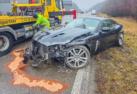Der Jaguar hat bei dem Unfall viel Öl verloren.
