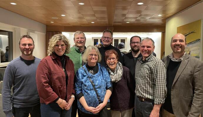 Zeltpfarrer Martin Weber (von links), Tine Ratz von der CG Ellmendingen, Matthias Gerlach als evangelischer Pfarrer von Feldrennach und Pfinzweiler, Monika Eberle von der Evangelisch-methodistischen Kirche Pforzheim, Oliver Elsässer als evangelischer Pfarrer von Langenalb und Marxzell, Marga Linder als Repräsentantin der örtlichen katholischen Gemeinde, Thomas Held als evangelischer Pfarrer der Verbundgemeinde Schwann-Dennach-Ottenhausen, Zeltmeister Michael Möck sowie der Conweiler Pfarrer David Gerlach freuen sich auf das Zeltkirchenfestival in Straubenhardt.