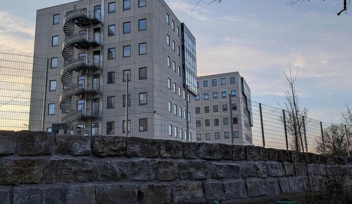 Wer auf der Autobahn 8 hier vorbeikommt, kennt von Heimsheim oft nur diese Türme im Gewerbegebiet Egelsee, weithin sichtbar überragt von der Leuchtreklame einer Fast-Food-Kette.